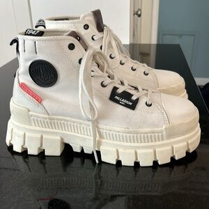 Palladium Women's Revolt Hi TX White Size 8 Platform Boots excellent condition
